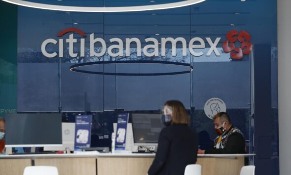 Una mujer acude a un banco de Citibanamex en Ciudad de México (México). Fotografía de archivo. EFE/ Mario Guzmán