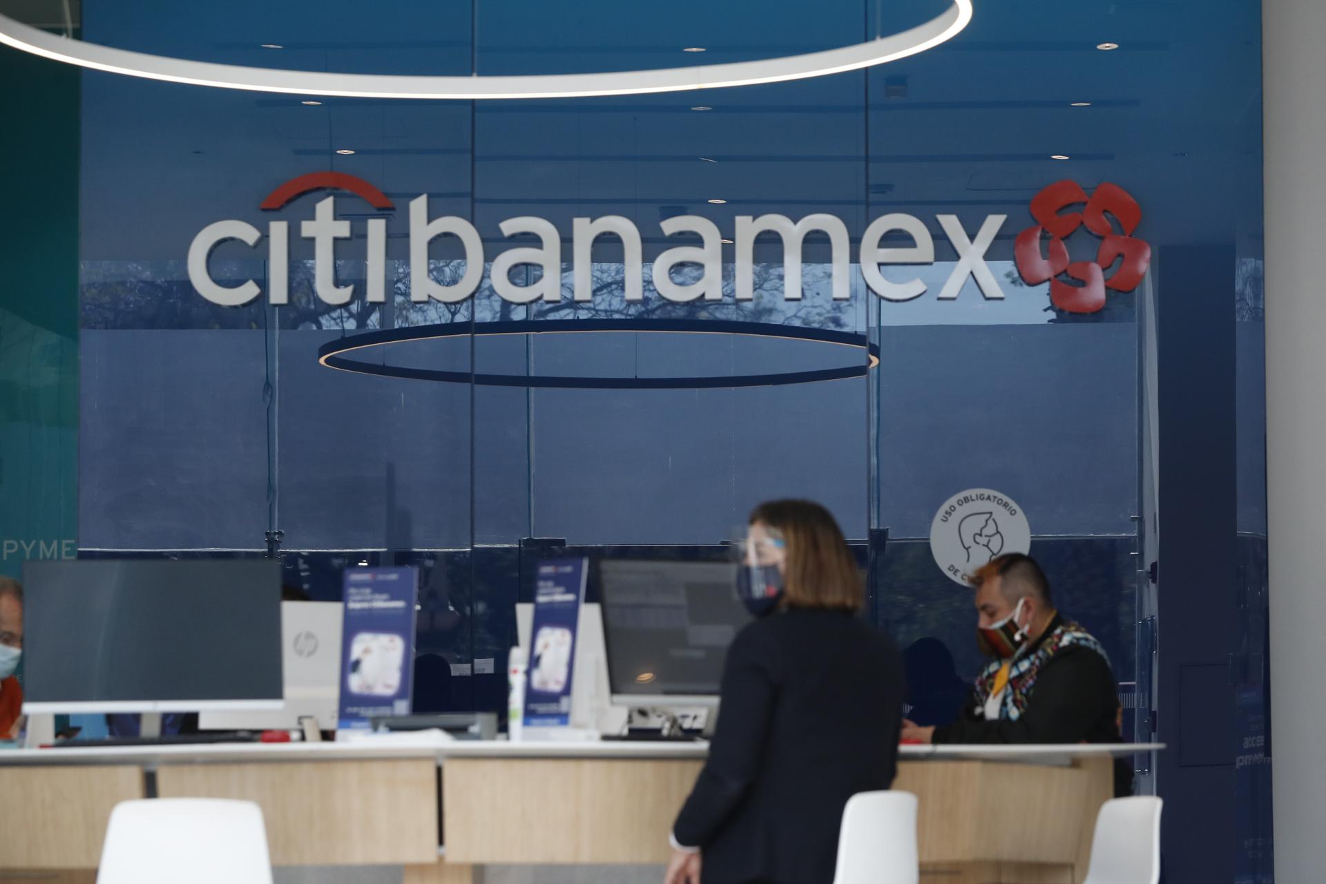 Una mujer acude a un banco de Citibanamex en Ciudad de México (México). Fotografía de archivo. EFE/ Mario Guzmán