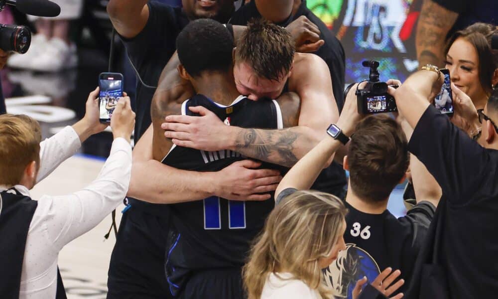 Luka Doncic (c-d), base esloveno de los Mavericks de Dallas, fue registrado este sábado, 18 de mayo, al abrazar a su compañero Kyrie Irving, después de derrotar a los Thunder de Oklahoma City en el sexto y definitivo partido de esta serie semifinal de la Conferencia Oeste de la NBA, en el coliseo American Airlines Center de Dallas (Texas, EE.UU.). EFE/Adam Davis