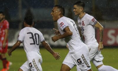 Fotografía de archivo en al que se registró una de las celebraciones del club salvadoreño de fútbol Alianza FC, en San Salvador (El Salvador). EFE/Rodrigo Sura