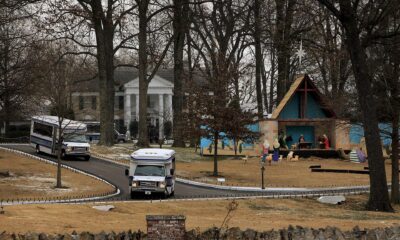 Autobuses turísticos pasan junto a un belén durante su visita a Graceland, antigua mansión de Elvis en Memphis. Fotografía de archivo. EFE/Lance Murphey.