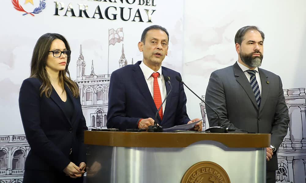 Fotografía cedida por la Presidencia de Paraguay de la vocera del Gobierno de Paraguay, Paula Carro (i); el ministro saliente de Justicia, Ángel Barchini (c), y el nuevo ministro de Justicia, Rodrigo Nicora (d), durante una rueda de prensa este jueves en Asunción (Paraguay). EFE/Presidencia de Paraguay