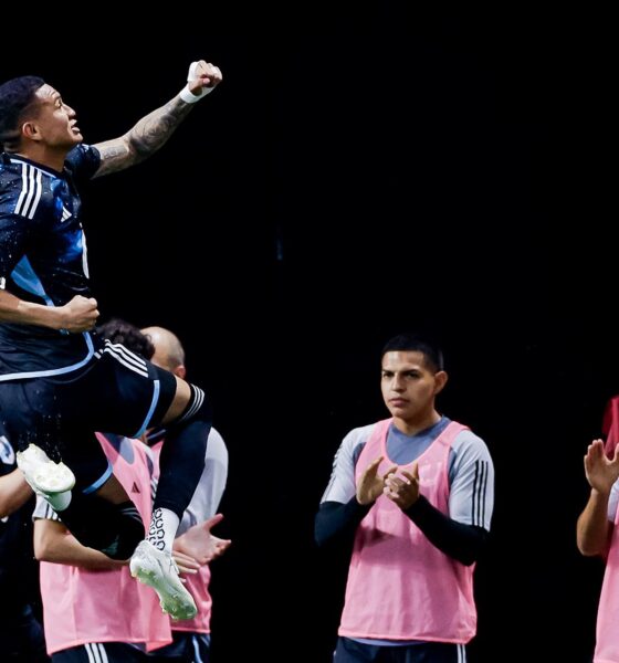 El hondureño Kervin Arriaga, del Minnesota United, celebra su gol ante el Atlanta United en el partido de este sábado de la MLS en Atlanta, Georgia. EFE/EPA/ERIK S. LESSER