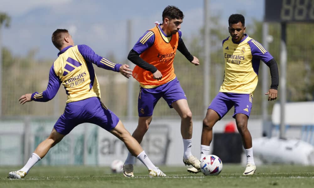 Los futbolistas del Real Madrid Valvede (c) y Rodrygo (d) entrenan en Madrid de cara a su partido de LaLiga contra el Villarreal. EFE/ Real Madrid SOLO USO EDITORIAL/SOLO DISPONIBLE PARA ILUSTRAR LA NOTICIA QUE ACOMPAÑA (CRÉDITO OBLIGATORIO)