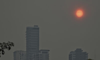 Fotografía del amanecer que muestra la capa de humo causada por incendios forestales en Tegucigalpa (Honduras). EFE/ Gustavo Amador