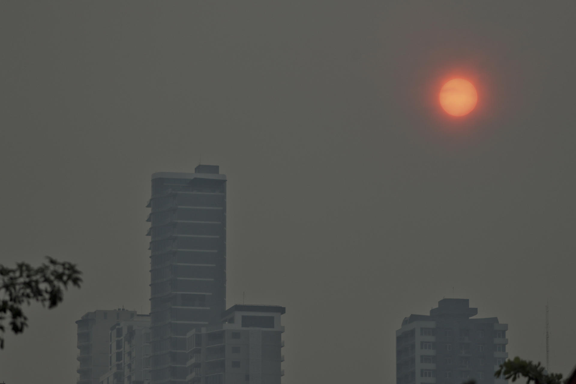 Fotografía del amanecer que muestra la capa de humo causada por incendios forestales en Tegucigalpa (Honduras). EFE/ Gustavo Amador