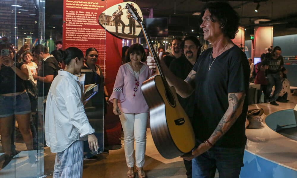 El vocalista del grupo mexicano de rock Caifanes, Saúl Hernández entrega una guitarra del cantautor español Alejandro Sanz, al Museo interactivo del Palacio de la Música este miércoles en la ciudad de Mérida (México). EFE/Lorenzo Hernández