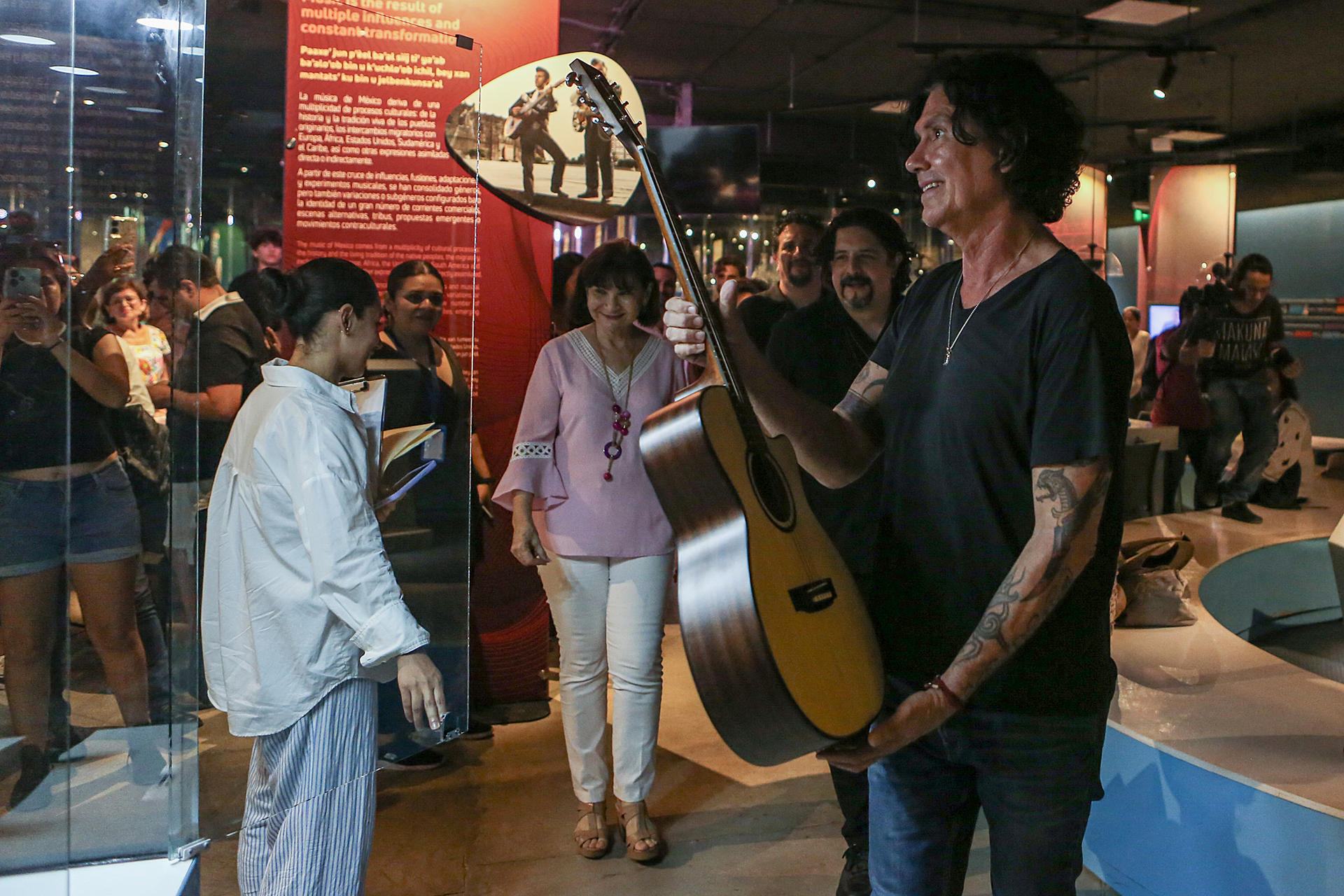 El vocalista del grupo mexicano de rock Caifanes, Saúl Hernández entrega una guitarra del cantautor español Alejandro Sanz, al Museo interactivo del Palacio de la Música este miércoles en la ciudad de Mérida (México). EFE/Lorenzo Hernández