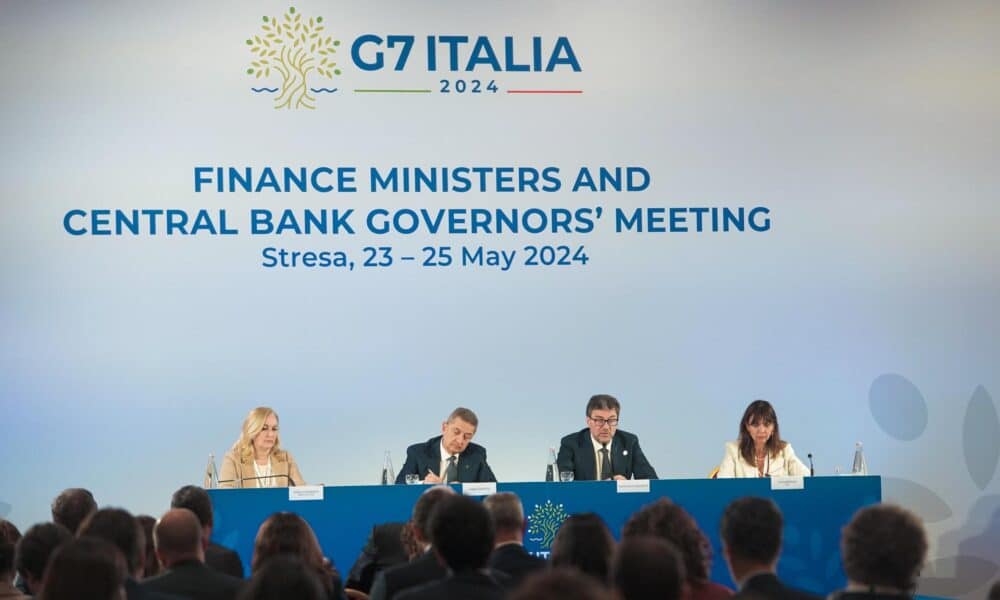 El ministro de Economía italiano, Giancarlo Giorgettitresa ((2d) y el gobernador del Banco de Italia,Fabio Panetta (2i) durante la rueda de prensa este sabado en la reunión de ministros de Finanzas del G7 en la lacalidad italiana de Stresa. EFE/EPA/JESSICA PASQUALON