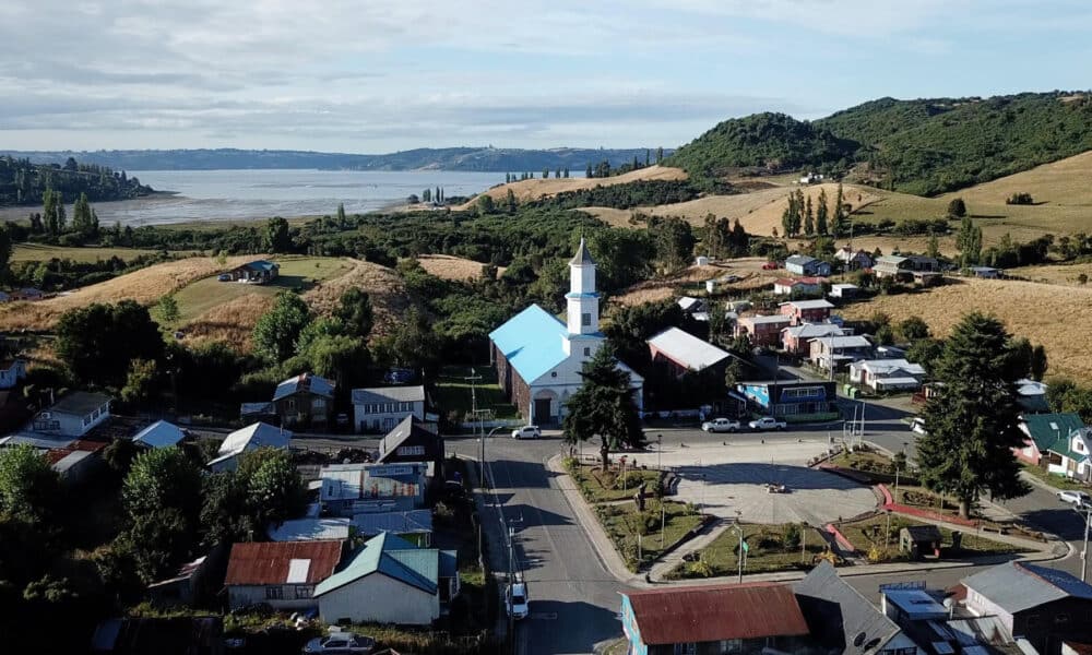 Fotografía de la Iglesia de Santa María de Rilán, templo católico situado en la plaza de armas de la localidad rural de Rilán, el 25 de febrero 2024, en el archipiélago de Chiloé, ubicado a unos 1.200 kilometros al sur de Santiago (Chile). Un conjunto de iglesias de madera declaradas Patrimonio Mundial, leyendas populares sobre brujos y criaturas míticas, preparaciones gastronómicas ancestrales y más de 250 variedades nativas de papas: Chiloé es un archipiélago de una riqueza cultural única que busca posicionarse como destino de turismo rural. EFE/ Rodrigo Sáez