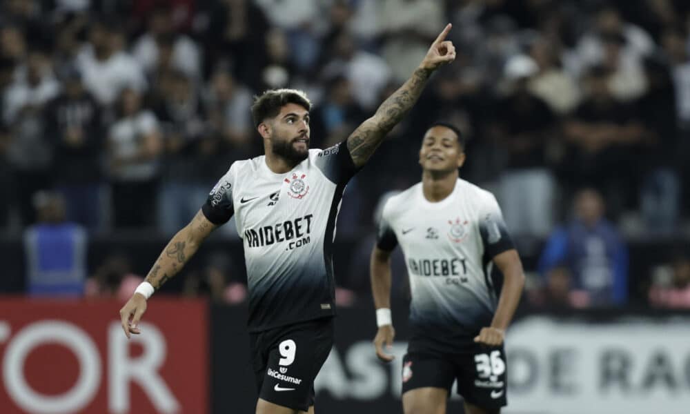 Yuri Alberto celebra uno de los dos goles que marcó en la paliza por 4-0 que Corinthians propinó este martes a Argentinos Juniors en partido de la quinta jornada del Grupo F de la Copa Sudamericana jugado en el estadio Neo Química Arena, de Sao Paulo. EFE/ Isaac Fontana