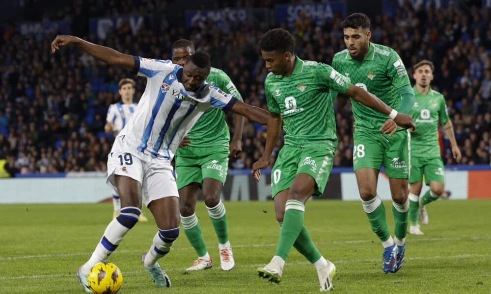 El delantero nigeriano de la Real Sociedad Sadiq Umar (i) disputa un balón con el defensa brasileño del Betis Abner Vinícius (2d) en el Reale Arena de San Sebastián en una foto de archivo de Javier Etxezarreta. EFE