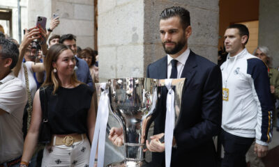 El capitán del Real Madrid Nacho Fernández con la copa de LaLiga en la Real Casa de Correos durante los actos de celebración de la trigésimo sexta Liga conseguida por el equipo. EFE/Mariscal
