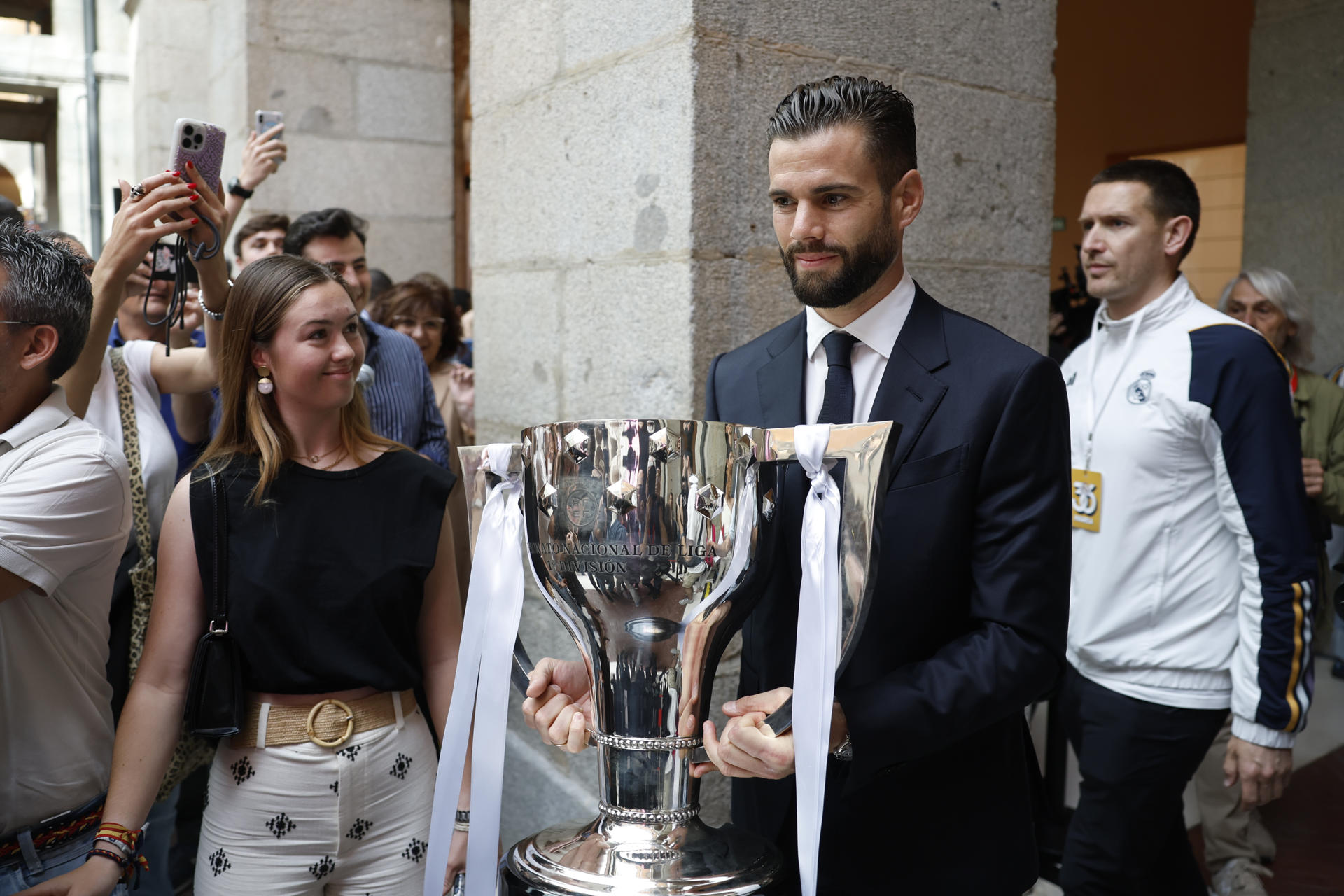 El capitán del Real Madrid Nacho Fernández con la copa de LaLiga en la Real Casa de Correos durante los actos de celebración de la trigésimo sexta Liga conseguida por el equipo. EFE/Mariscal