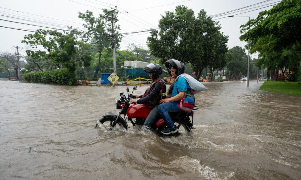 Fotografía de archivo de intensas lluvias en Ecuador producto del fenómeno de El Niño. EFE/ Mauricio Torres