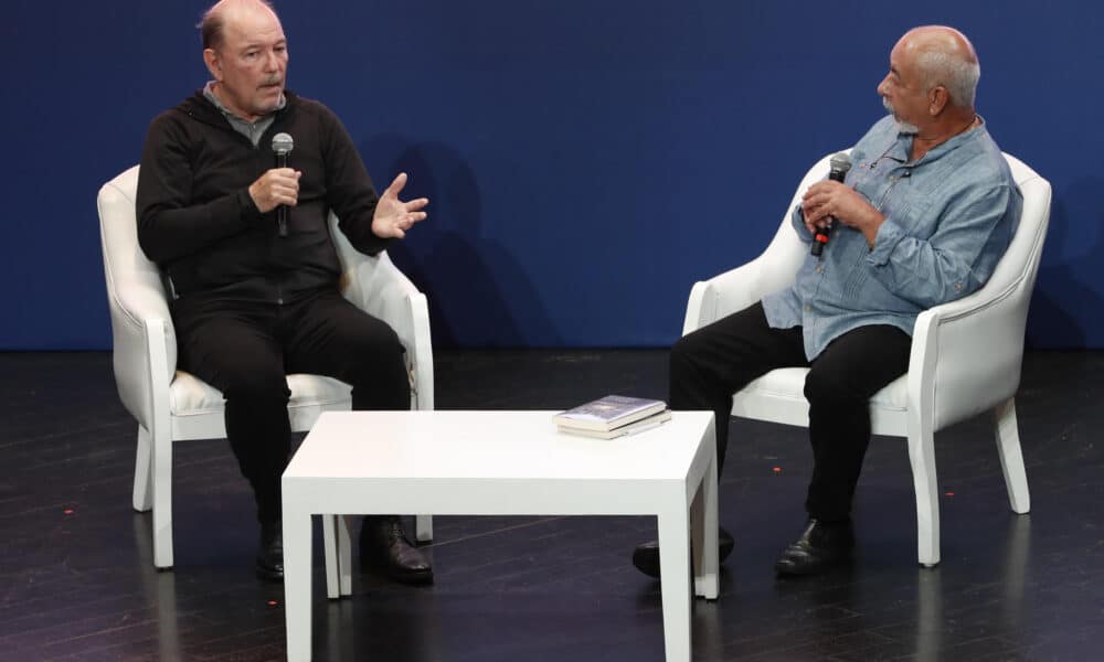 El cantautor panameño Rubén Blades (i) habla junto al escritor cubano Leonardo Padura durante la inauguración de la XI edición de Centroamérica Cuenta, el festival literario itinerante más grande de la región, este miércoles en Ciudad de Panamá (Panamá). EFE/ Bienvenido Velasco