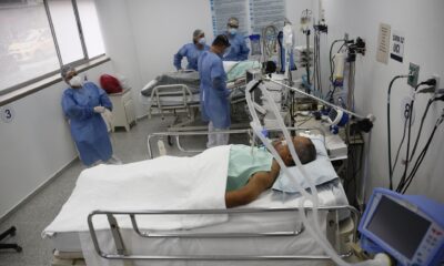 Empleados de la salud atienden a un paciente en la unidad de cuidados intensivos en una clínica colombiana, en una fotografía de archivo. EFE/ Luis Eduardo Noriega A.