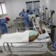 Empleados de la salud atienden a un paciente en la unidad de cuidados intensivos en una clínica colombiana, en una fotografía de archivo. EFE/ Luis Eduardo Noriega A.
