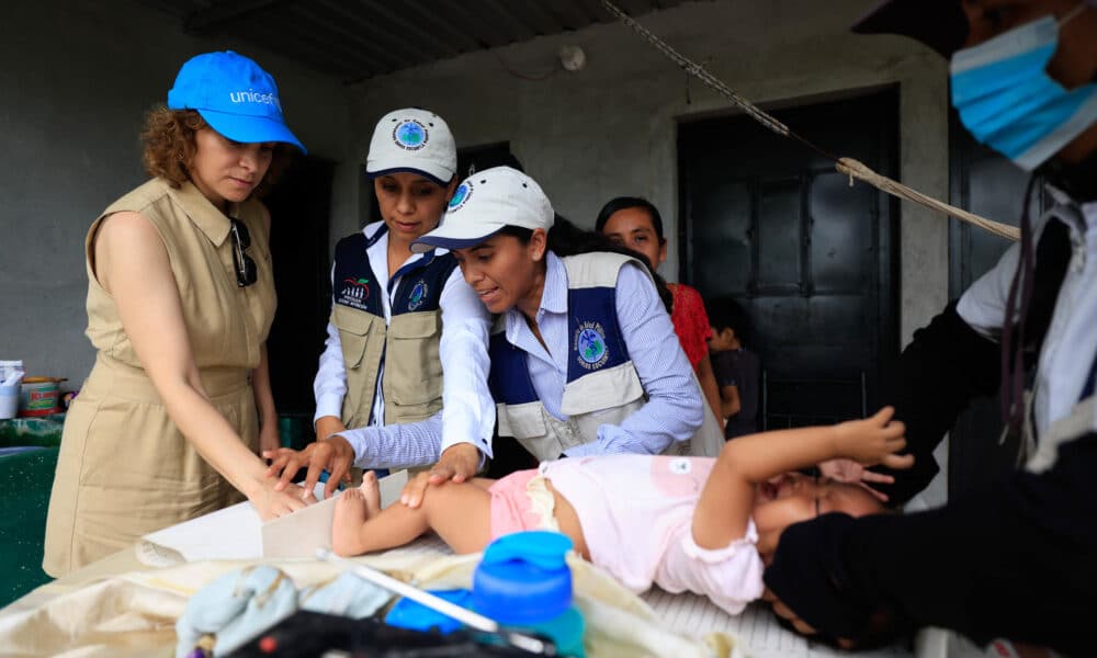 La cantautora guatemalteca Gaby Moreno (i) participa en una brigada del Fondo de la Naciones Unidas para la Infancia (Unicef) este viernes, en el municipio de San José en Escuintla a 60 kilómetros al sur de Ciudad de Guatemala (Guatemala). EFE/ Danilo Ramírez