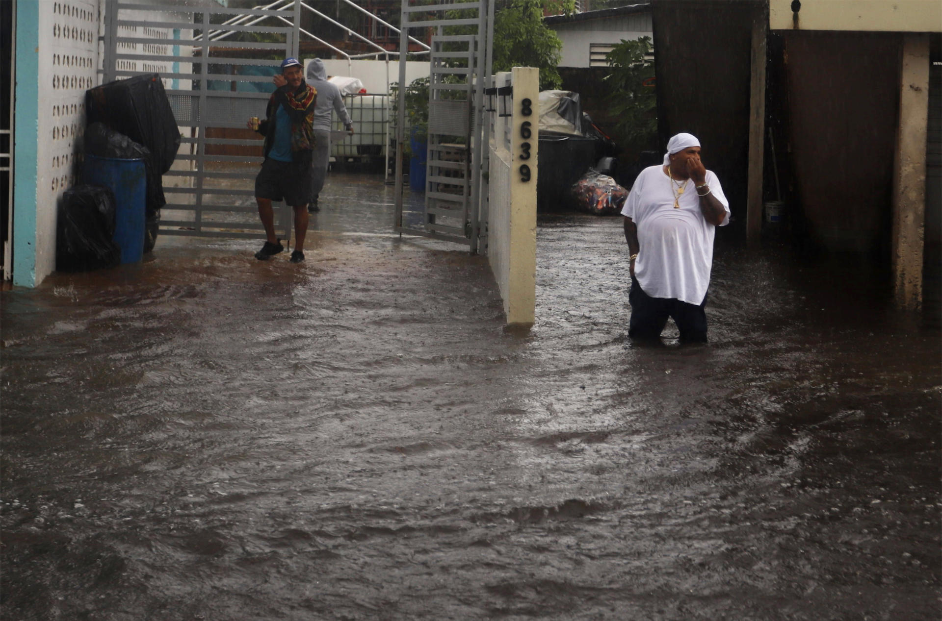 Personas caminan en una calle inundada debido a lluvias en Toa Baja (Puerto Rico). Imagen de archivo. EFE/Thais LLorca