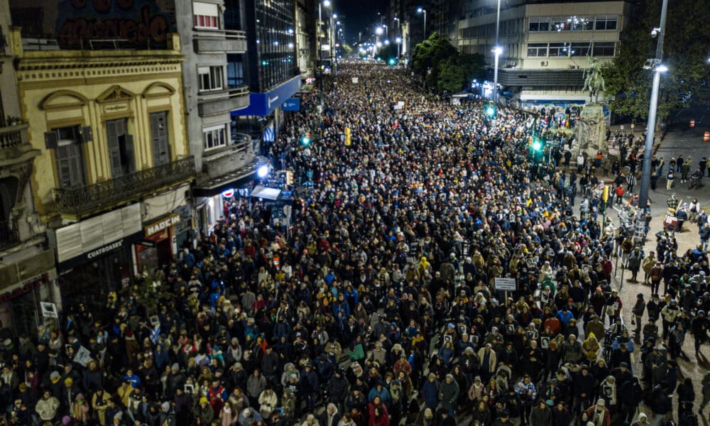 En absoluto silencio, centenas de miles de personas volvieron a marchar este 20 de mayo en Montevideo y en las calles de Uruguay para exigir respuestas sobre los desaparecidos en 1976 en la dictadura cívico-militar. EFE/ Gaston Britos