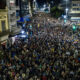 En absoluto silencio, centenas de miles de personas volvieron a marchar este 20 de mayo en Montevideo y en las calles de Uruguay para exigir respuestas sobre los desaparecidos en 1976 en la dictadura cívico-militar. EFE/ Gaston Britos