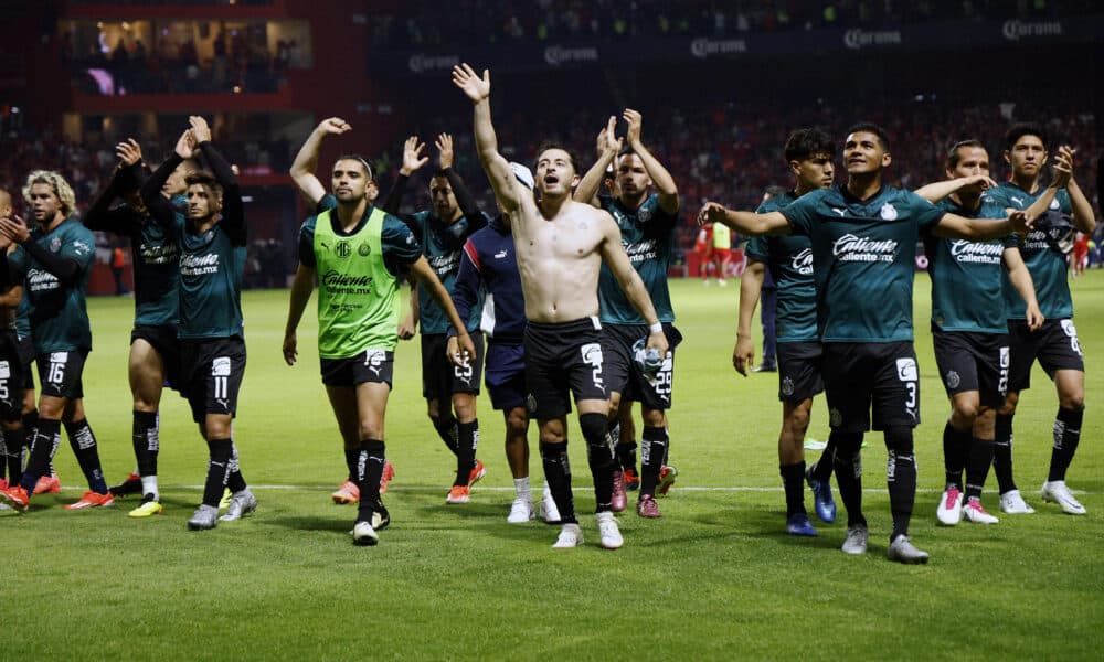 Jugadores del Guadalajara celebran con su afición la clasificación a las semifinales del Torneo Clausura mexicano tras empatar este sábado sin goles en el estadio Nemesio Diez, del Toluca. EFE/Alex Cruz