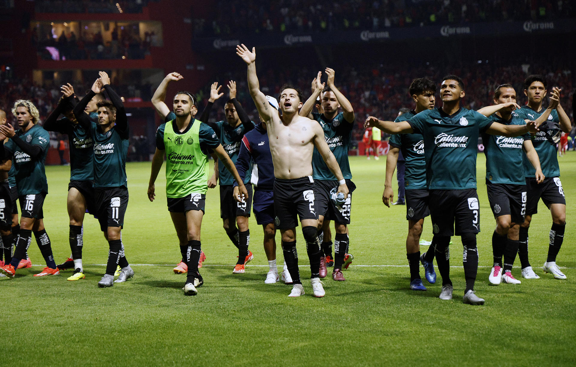 Jugadores del Guadalajara celebran con su afición la clasificación a las semifinales del Torneo Clausura mexicano tras empatar este sábado sin goles en el estadio Nemesio Diez, del Toluca. EFE/Alex Cruz