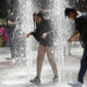 Personas se refrescan en una fuente pública el 7 de mayo de 2024, en la Alameda Central de Ciudad de México (México). EFE/ Mario Guzmán