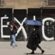 Varias personas caminan con sombrilla para protegerse del sol en Ciudad de México (México). EFE/José Méndez