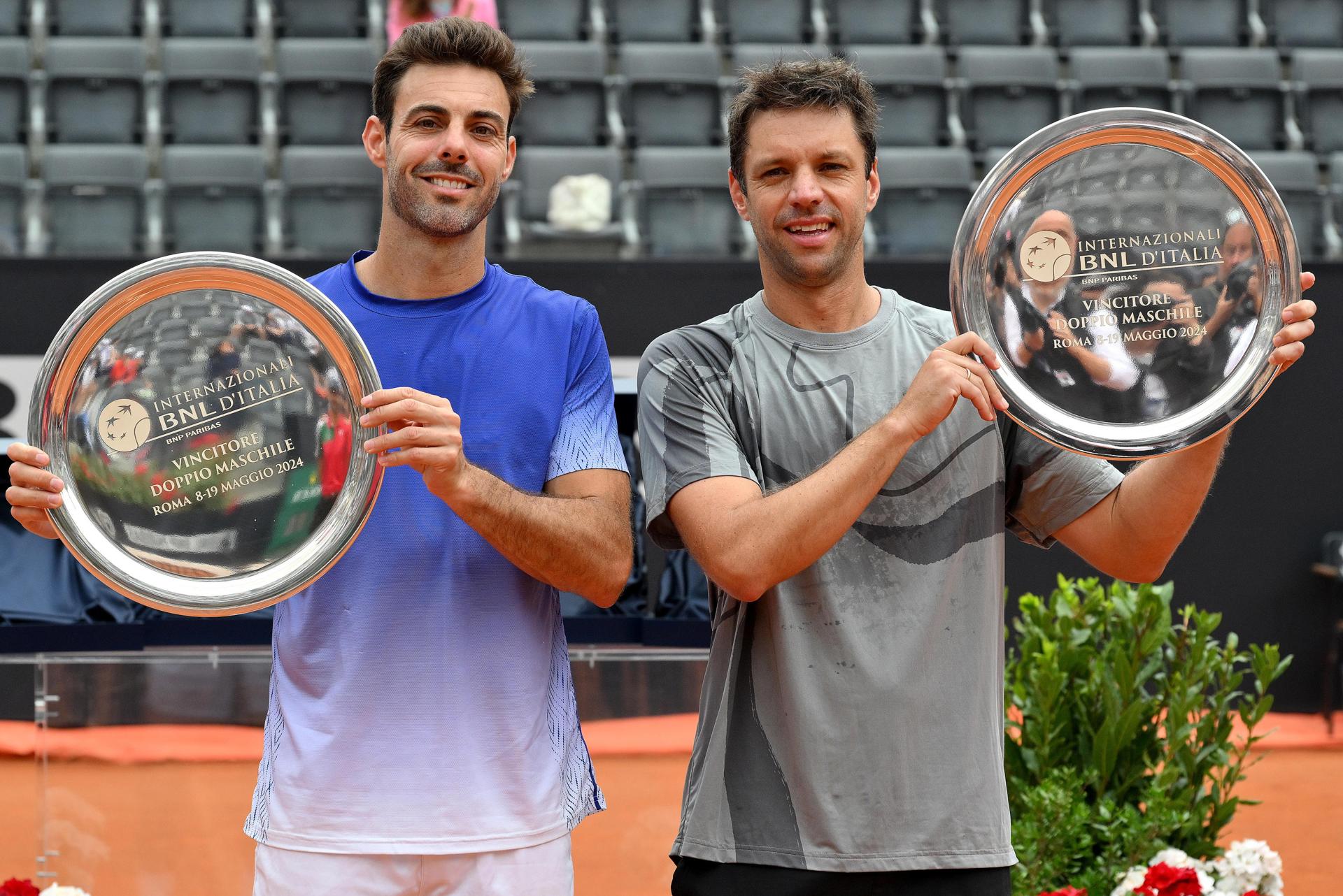 El español Marcel Granollers y el argentino Horacio Zeballos, celebran su victoria en la final del torneo de dobles de Roma. EFE/EPA/ETTORE FERRARI