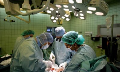 Fotografía de archivo que muestra a varios cirujanos mientras trabajan en una operación de transplante de riñón. EFE/Balazs Mohai