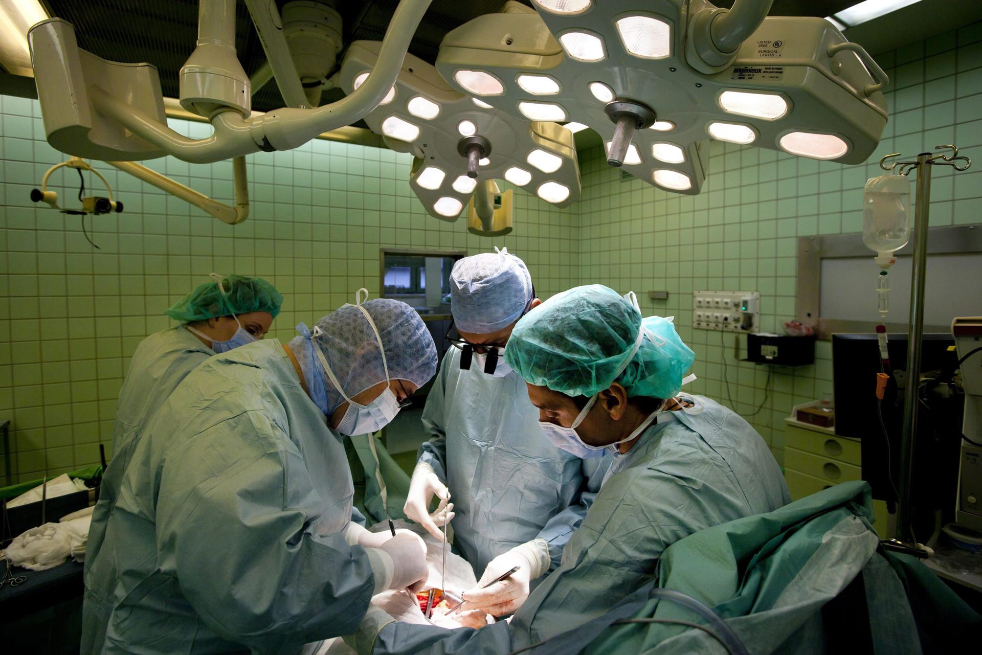 Fotografía de archivo que muestra a varios cirujanos mientras trabajan en una operación de transplante de riñón. EFE/Balazs Mohai