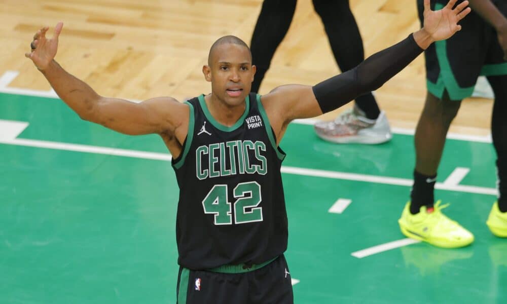 El centro dominicano Al Horford es ovacionado por la multitud durante el partido semifinal de la Conferencia Este de la NBA entre los Celtics y los Cavaliers de Cleveland en Boston. EFE/EPA/CJ GUNTHER