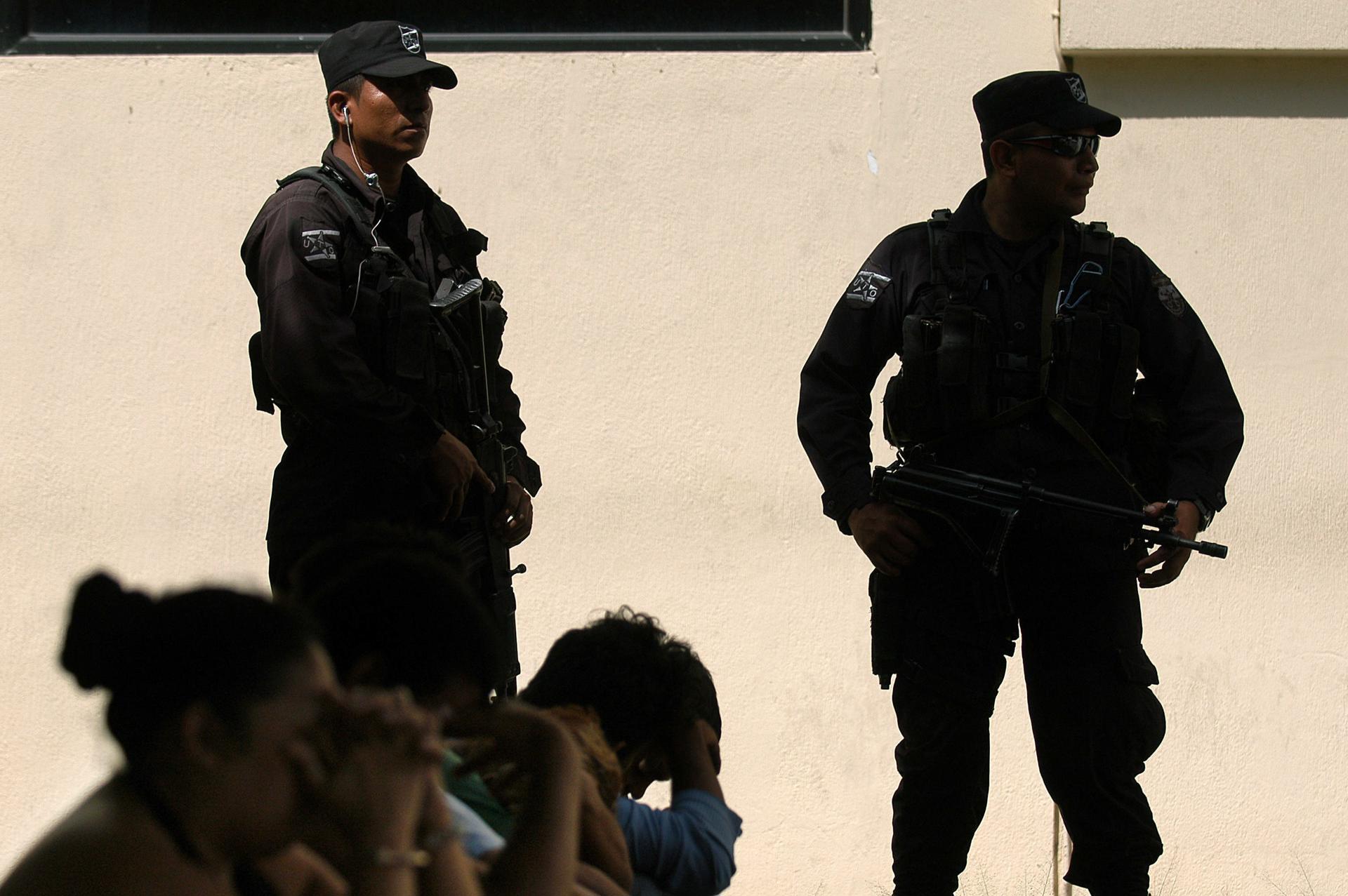 Imagen de archivo de agentes de la Policía Nacional Civil (PNC). EFE/Roberto Escobar