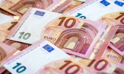 Imagen de archivo de una vista de algunos billetes de diez euros. EFE/Lex Van Lieshout