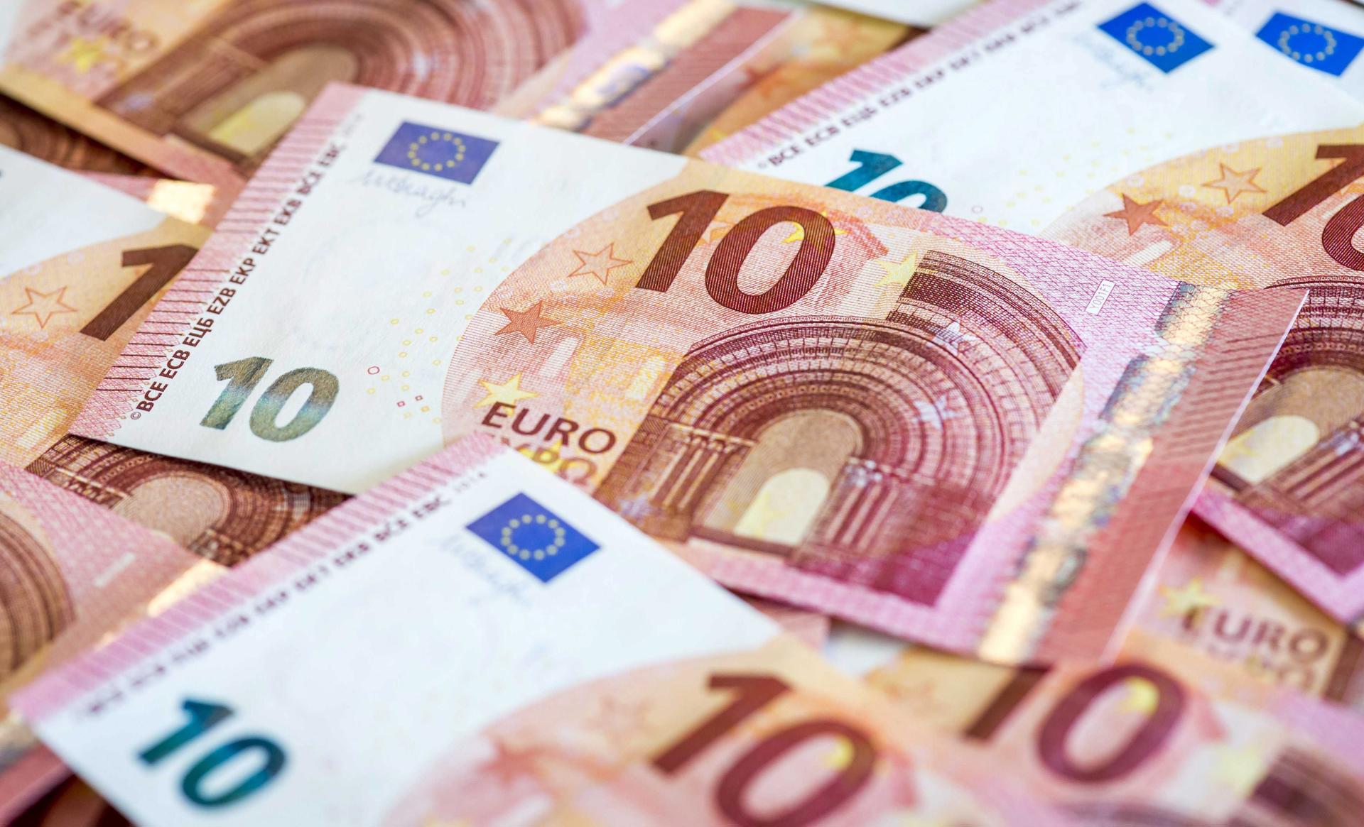 Imagen de archivo de una vista de algunos billetes de diez euros. EFE/Lex Van Lieshout