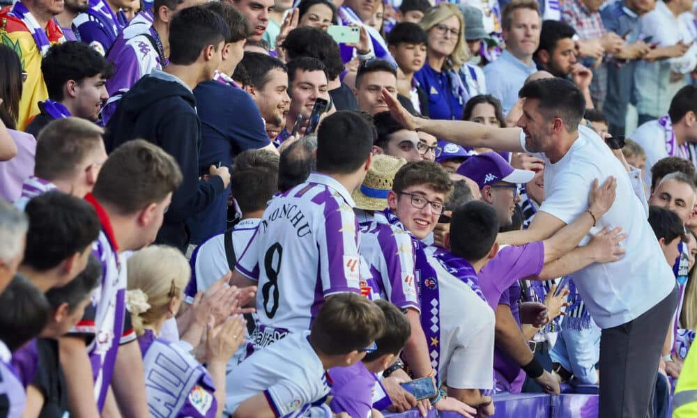 El entrenador del Valladolid Paulo Pezzolano (d) celebra con la afición el ascenso a Primera División tras vencer al Villarreal CF B por 3-2 en el partido de la jornada 41 de la Liga Hypermotion disputado en el estadio de Zorrilla, en una foto de archivo. EFE/R. García