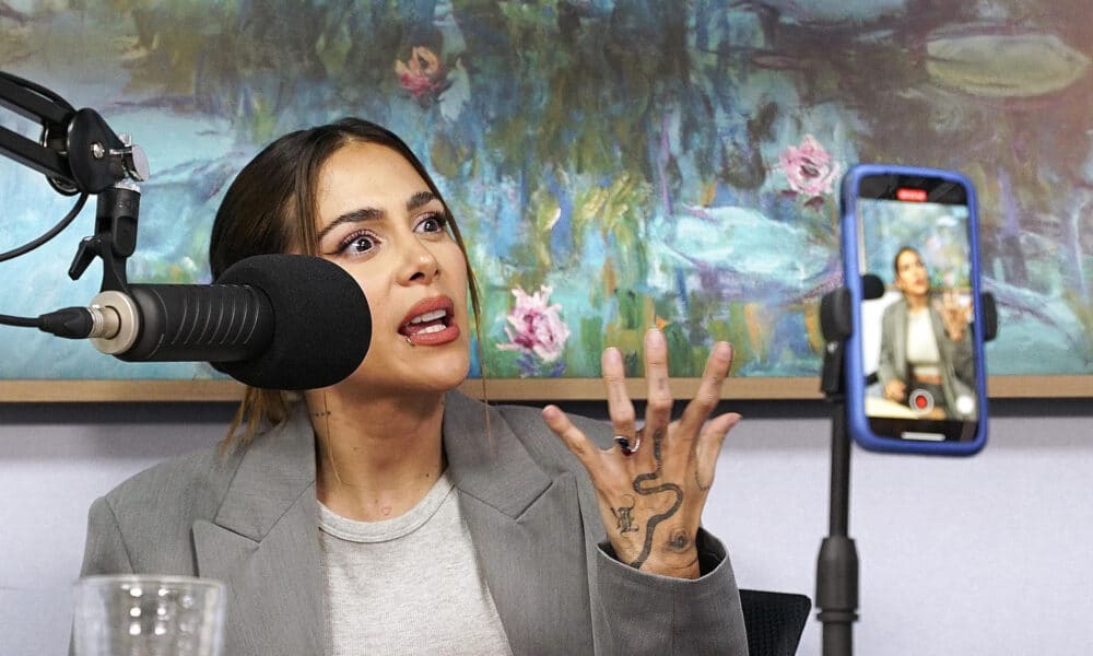 La cantante Greeicy habla durante una entrevista en el pódcast 'Sin Sostén', el 26 de abril de 2024, en Bogotá (Colombia). EFE/ Irene Escudero