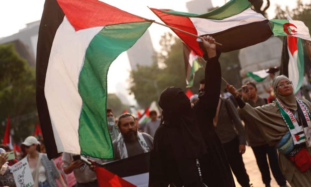 Activistas mexicanos a favor de Palestina participan en una manifestación este miércoles, en la Ciudad de México (México). Manifestantes propalestinos protestaron para exigir el "rompimiento de todas las relaciones de México con Israel" y el "alto al genocidio" en Gaza. EFE/Sáshenka Gutiérrez