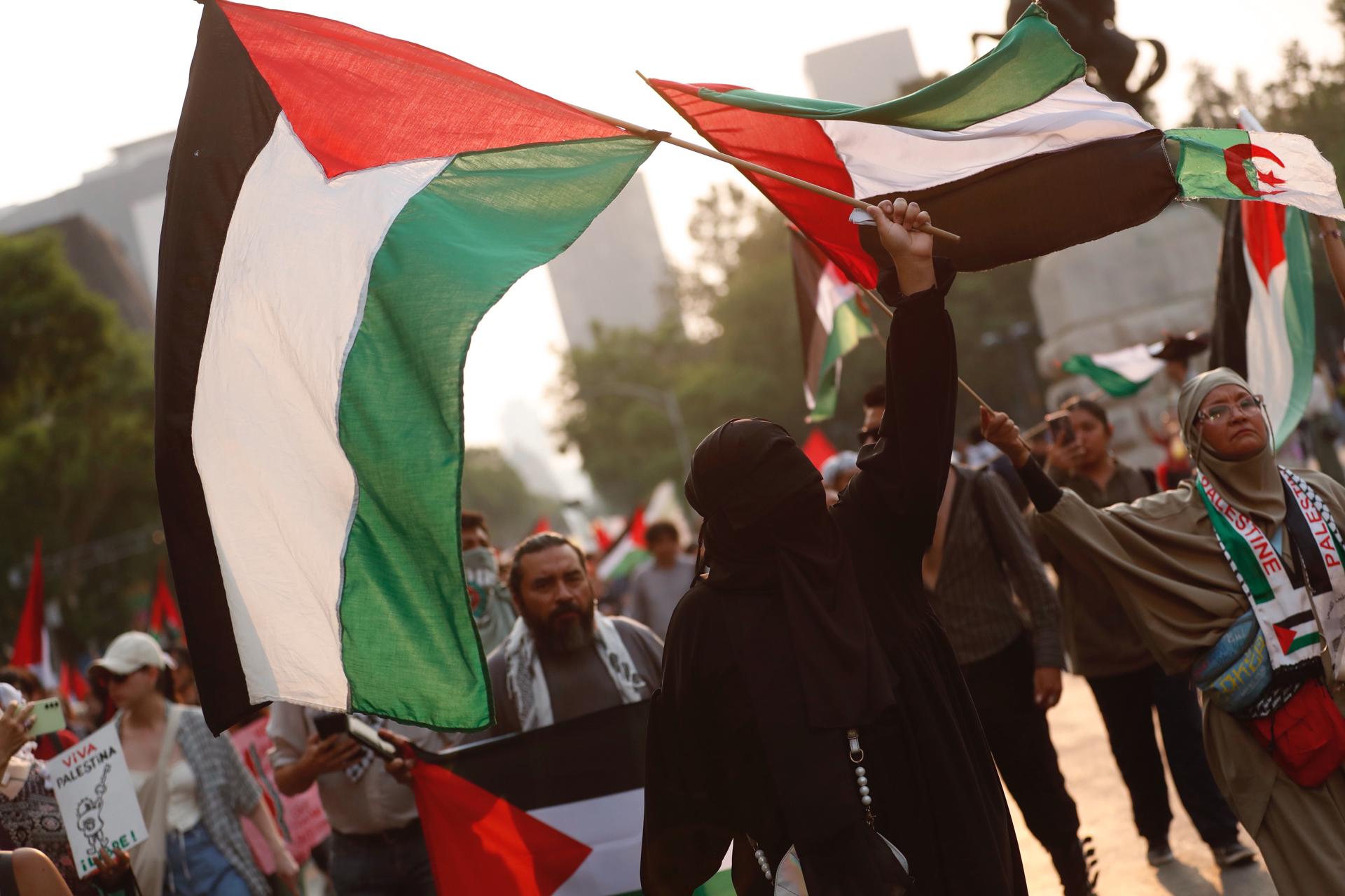 Activistas mexicanos a favor de Palestina participan en una manifestación este miércoles, en la Ciudad de México (México). Manifestantes propalestinos protestaron para exigir el "rompimiento de todas las relaciones de México con Israel" y el "alto al genocidio" en Gaza. EFE/Sáshenka Gutiérrez