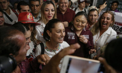 La candidata presidencial oficialista Claudia Sheinbaum, saluda a simpatizantes este domingo previo a un acto político en la ciudad de Mérida (México). EFE/Lorenzo Hernández