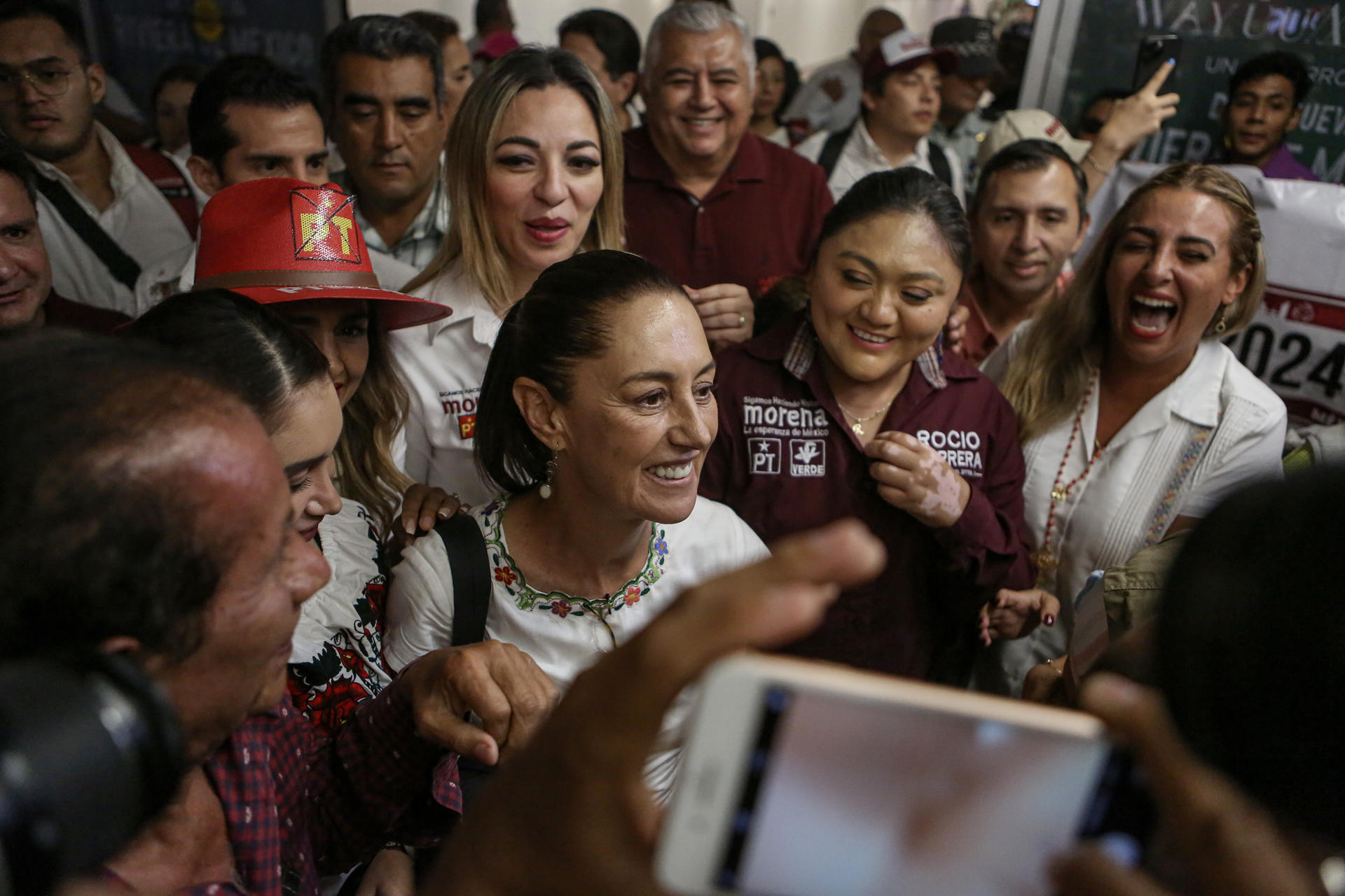 La candidata presidencial oficialista Claudia Sheinbaum, saluda a simpatizantes este domingo previo a un acto político en la ciudad de Mérida (México). EFE/Lorenzo Hernández