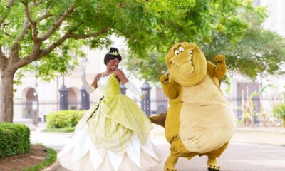 Fotografía cedida por Disney donde aparecen la princesa Tiana y el caimán Louis mientras pasean por las calles de la nueva atracción Tiana's Bayou Adventure basada en la película de animación 'La princesa y el sapo'. El parque temático de Disney, en Orlando (EE.UU.), estrenará el próximo 28 de junio su nueva atracción Tiana's Bayou Adventure, basada en esta película y ambientada en la ciudad de Nueva Orleans, informó este lunes la compañía. EFE/Paul Morse/Disney