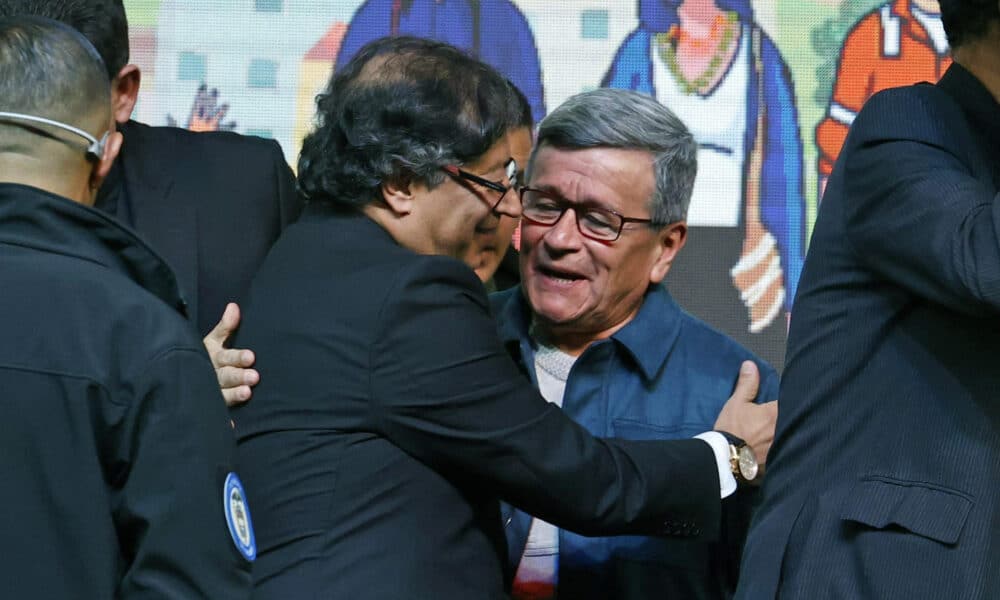 Fotografía de archivo del presidente de Colombia, Gustavo Petro (i) saludando al jefe negociador del Ejército de Liberación Nacional (ELN), 'Pablo Beltrán', durante la instalación del Comité Nacional de la Participación - instancia transitoria de la Mesa de Diálogos de Paz, el 3 de agosto de 2023, en Bogotá (Colombia). EFE/ Mauricio Dueñas Castañeda