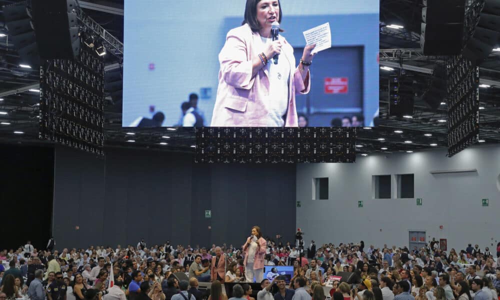 La candidata a la presidencia de México por la coalición Fuerza y Corazón por México Xóchitl Gálvez, participa en un acto de campaña ante empresarios este lunes en la ciudad de Guadalajara, Jalisco (México). EFE/Francisco Guasco