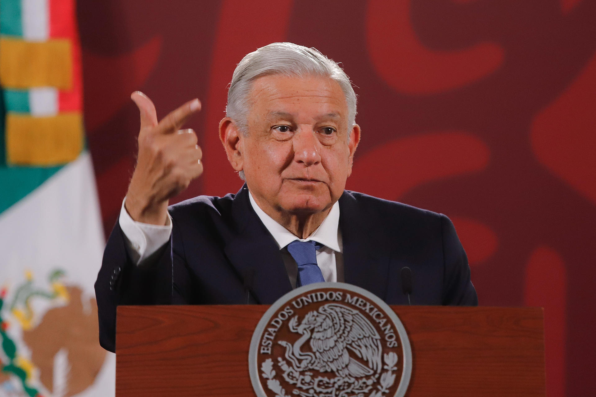 El presidente de México, Andrés Manuel López Obrador, ofrece su conferencia matutina en el Palacio Nacional en Ciudad de México (México). EFE/ Isaac Esquivel