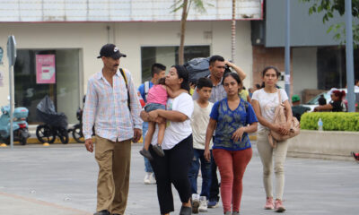 Migrantes permanecen varados este jueves, en espera de resolver su situación migratoria en el municipio de Tapachula en el estado de Chiapas (México). EFE/Juan Manuel Blanco