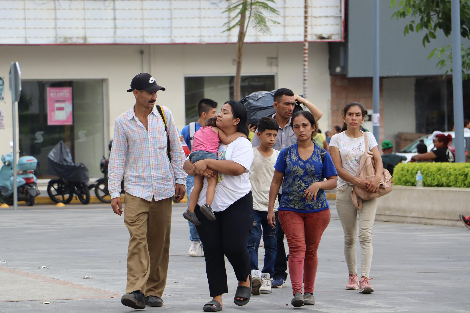 Migrantes permanecen varados este jueves, en espera de resolver su situación migratoria en el municipio de Tapachula en el estado de Chiapas (México). EFE/Juan Manuel Blanco