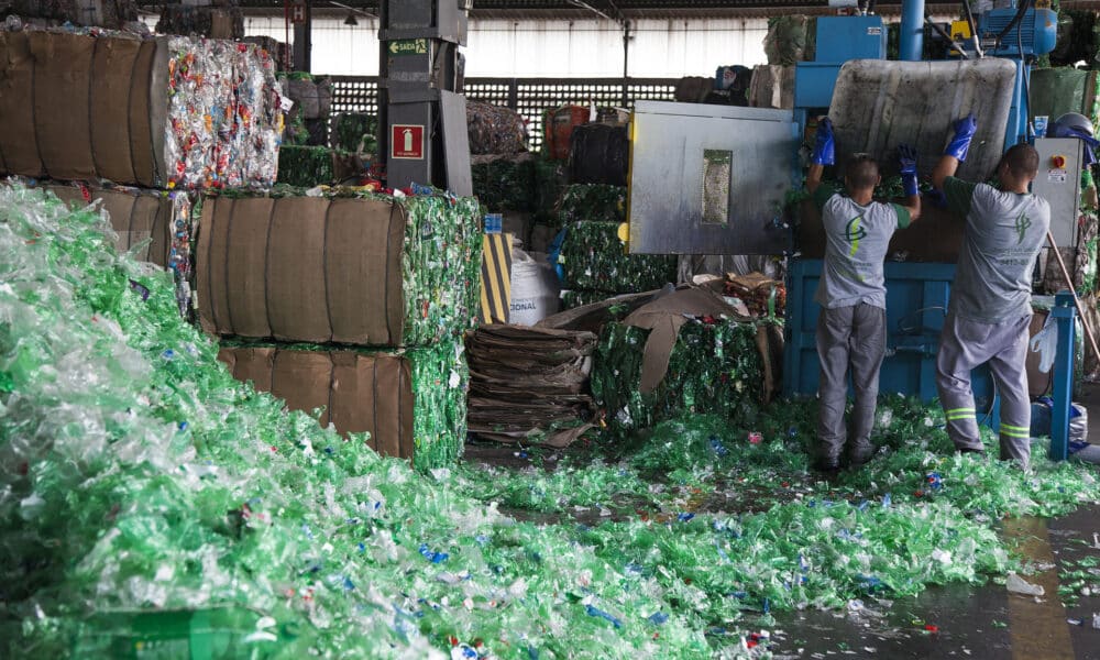 Fotografía sin fecha específica de toma, cedida por Pedro Silvestre, donde se observa a trabajadores laborando en la planta SustentaPET, en la ciudad de Sao Paulo (Brasil). EFE/Pedro Silvestre/SOLO USO EDITORIAL/SOLO DISPONIBLE PARA ILUSTRAR LA NOTICIA QUE ACOMPAÑA (CRÉDITO OBLIGATORIO)